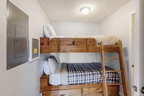 Free WiFi, bed sheets - Ski-In/Out Condo with Mountain Views, and Washer/Dryer (Ludlow)