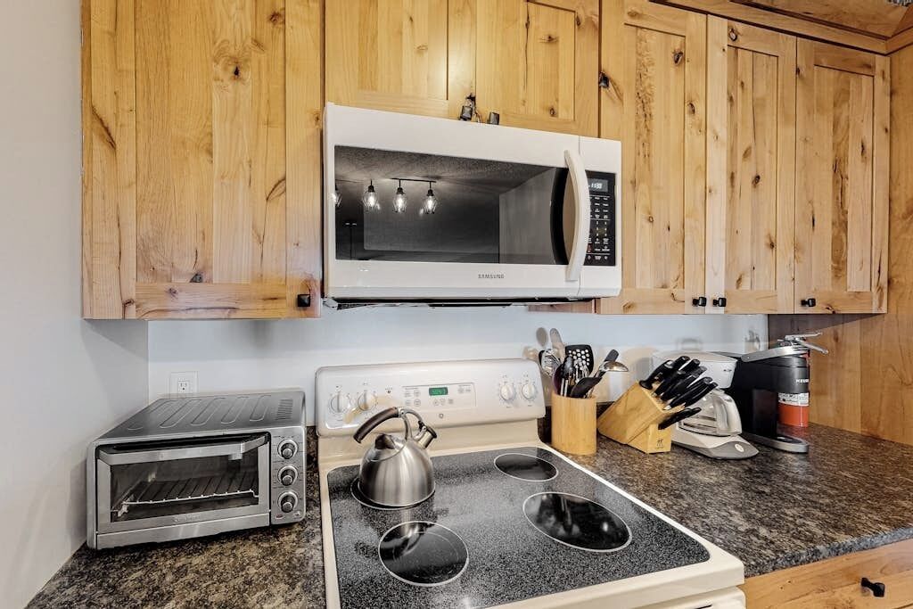 Réfrigérateur, four à micro-ondes, un four, surface de cuisson