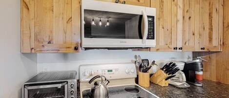 Réfrigérateur, four à micro-ondes, un four, surface de cuisson