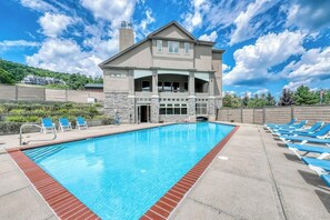 A two-story building with a swimming pool and lounge chairs. - Ski-in/out condo with pool, 2 hot tubs, sauna - short walk to Solitude clubhouse (Ludlow)