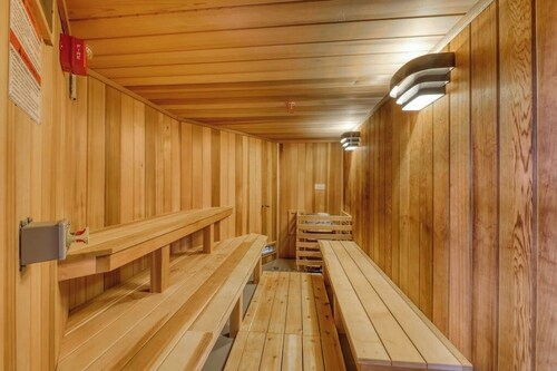 Ski-in/out condo with pool, 2 hot tubs, sauna - short walk to Solitude clubhouse