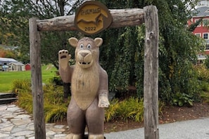 Een houten constructie met een beerbeeld en een bord waarop 'Carpenter 2022' staat.