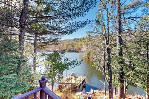 Countryside, lakefront cabin with kayaks, balcony, & fast WiFi