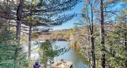 Countryside, lakefront cabin with kayaks, balcony, & fast WiFi