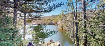 Countryside, lakefront cabin with kayaks, balcony, & fast WiFi