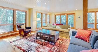 Countryside, lakefront cabin with kayaks, balcony, & fast WiFi