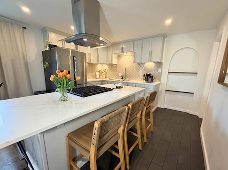 Paper towels. Pet-Friendly I fenced backyard I king Bed I Electric Charger
