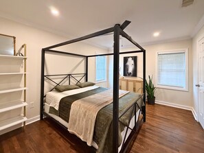 2 bedrooms, iron/ironing board, free WiFi, bed sheets - Pet-Friendly I fenced backyard I king Bed I Electric Charger (Dallas)