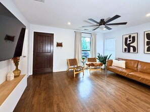 Living area - Pet-Friendly I fenced backyard I king Bed I Electric Charger (Dallas)