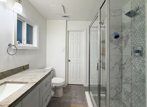Shower, towels, soap, shampoo - Pet-Friendly I fenced backyard I king Bed I Electric Charger (Dallas)