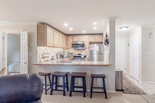 Mountain-view condo with skiing nearby, pool, and balcony - snowbird-friendly