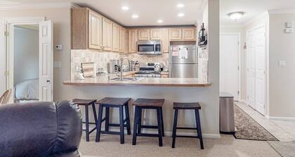 Mountain-view condo with skiing nearby, pool, and balcony - snowbird-friendly