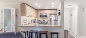Mountain-view condo with skiing nearby, pool, and balcony - snowbird-friendly