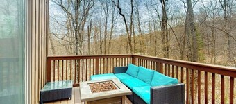 3-story dog-friendly home with private hot tub, firepit, grill, EVC