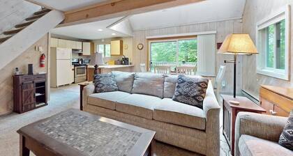 Classic, dog-friendly cabin in the woods w/ private deck