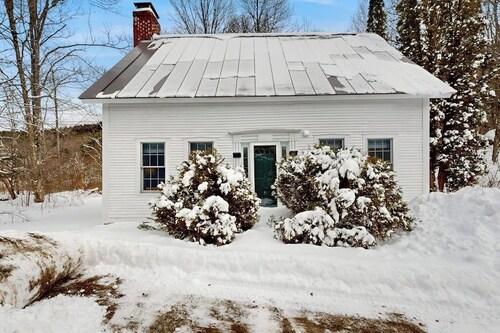 Riverfront dog-friendly house w/ fireplace, close to Killington & Okemo resorts