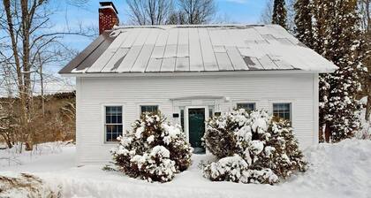 Riverfront dog-friendly house w/ fireplace, close to Killington & Okemo resorts