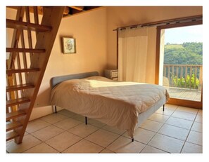 Tabla de planchar con plancha, wifi, ropa de cama