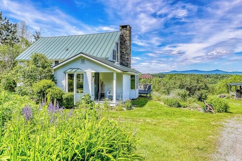 Dog-friendly house with picturesque mountain view & near skiing - close to Okemo
