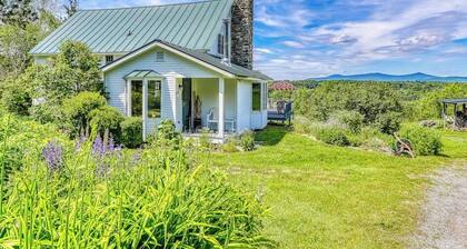 Dog-friendly house with picturesque mountain view & near skiing - close to Okemo