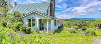 Dog-friendly house with picturesque mountain view & near skiing - close to Okemo