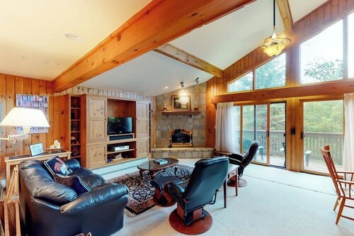 Ski-in/out family home w/shared pool/Ping-pong/balcony/free WiFi/fireplace