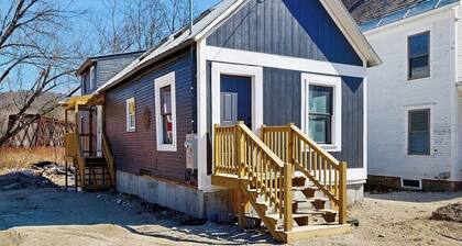 Dog-Friendly cottage w/ close to Okemo Resort, firepit, bbq, swimming hole, w/d