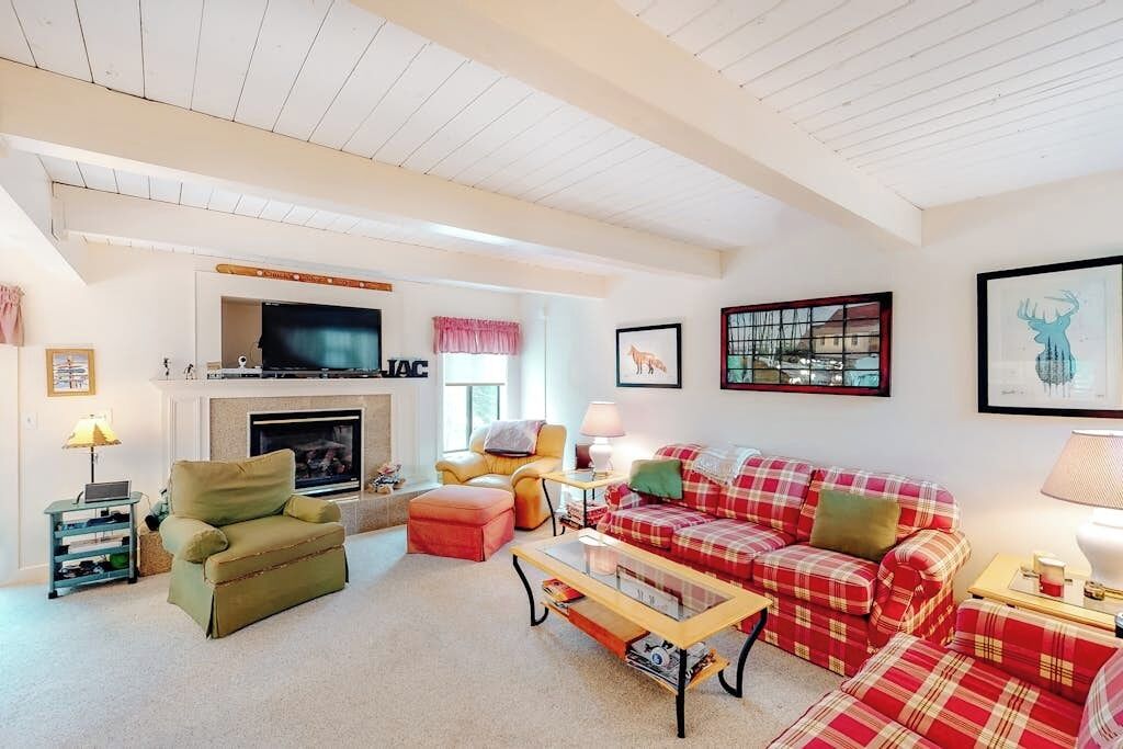 Bright & Cheery Condo With Seasonal Pool Access - Dorset, VT