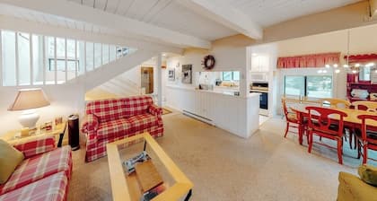 Bright & cheery condo with seasonal pool access