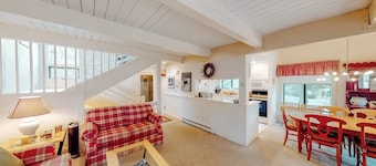Bright & cheery condo with seasonal pool access