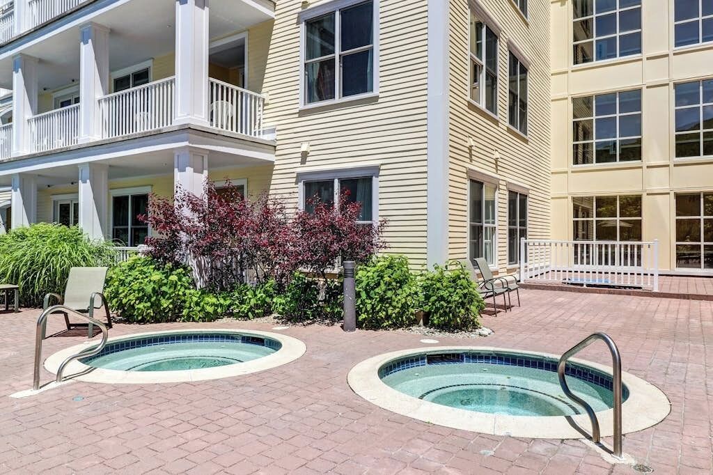 Un hôtel doté de deux piscines extérieures, d’un patio couvert et d’un jardin aménagé.