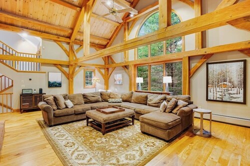 Tree-lined lodge with deck, fireplaces, porch, game room, & fast WiFi