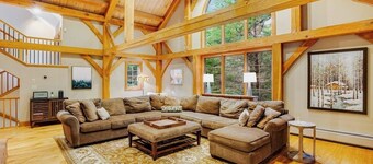 Tree-lined lodge with deck, fireplaces, porch, game room, & fast WiFi