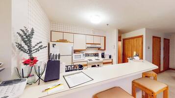 Frigorífico, microondas, horno y placa de cocina