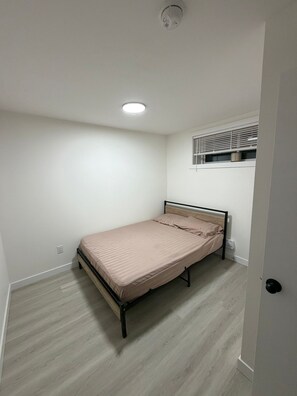 1 habitación, tabla de planchar con plancha y ropa de cama 
