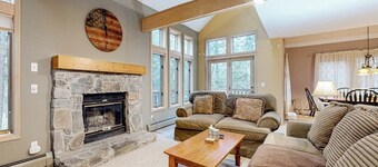 Golf course condo w/ views, close to skiing, balcony, w/d, wifi, cable, tv