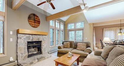 Golf course condo w/ views, close to skiing, balcony, w/d, wifi, cable, tv