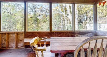Countryside mountain-view retreat with screened porch, near ski resorts & golf