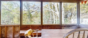 Countryside mountain-view retreat with screened porch, near ski resorts & golf
