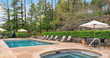 Two-story townhome with forest/mountain view, gas fireplace, pool, gym & saunas