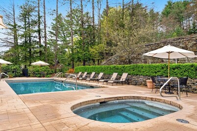 Two-story townhome with forest/mountain view, gas fireplace, pool, gym & saunas