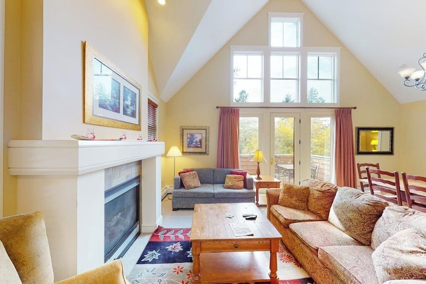 Two-story Townhome With Forest/mountain View, Gas Fireplace, Pool, Gym & Saunas - Vermont