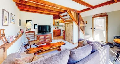 Cozy condo near skiing with fireplace & deck
