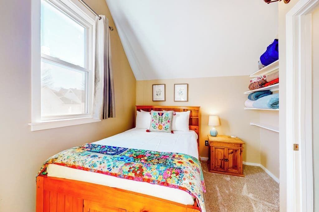 2 bedrooms, WiFi (free), bed sheets