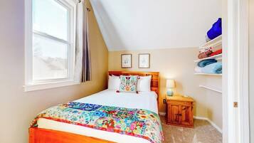 2 bedrooms, WiFi (free), bed sheets