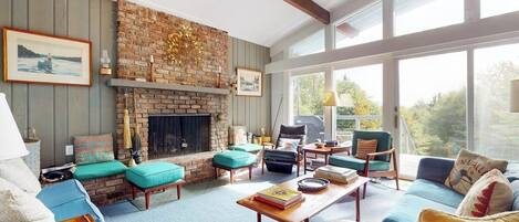 TV, fireplace