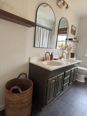 Douche, serviettes fournies, savon, papier toilette