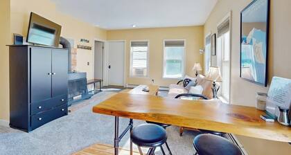 Convenient 3BR condo, close to Okemo, wifi, TV, village dining & walking