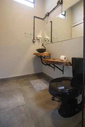 Quarto casal superluxo | Banheiro | Chuveiro, secador de cabelo, toalhas de banho, sabonete