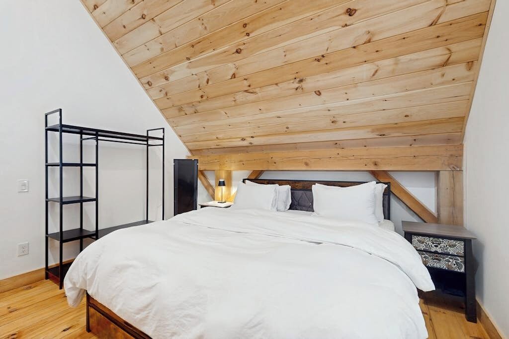 Een strijkplank/strijkijzer, reisbedje, gratis wifi, beddengoed